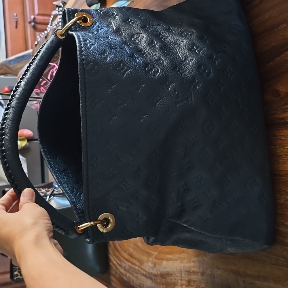 Louis Vuitton Artsy MM size